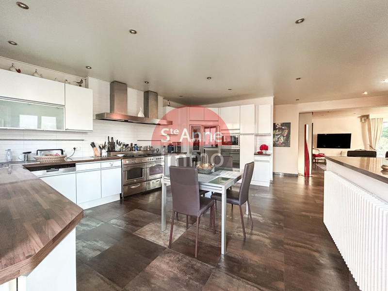 Maison - 280 m² - 9 pièces