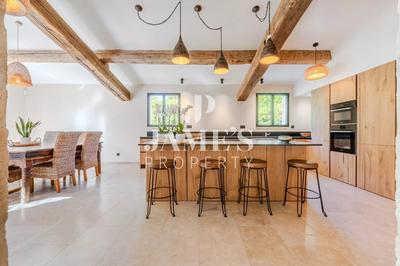 Maison - 210 m² - 6 pièces