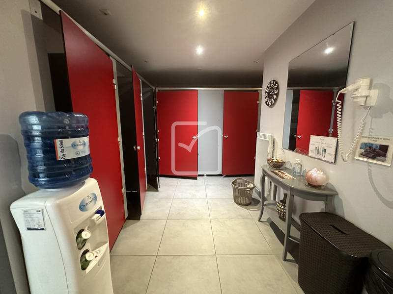 Local commercial - 244 m² - 14 pièces