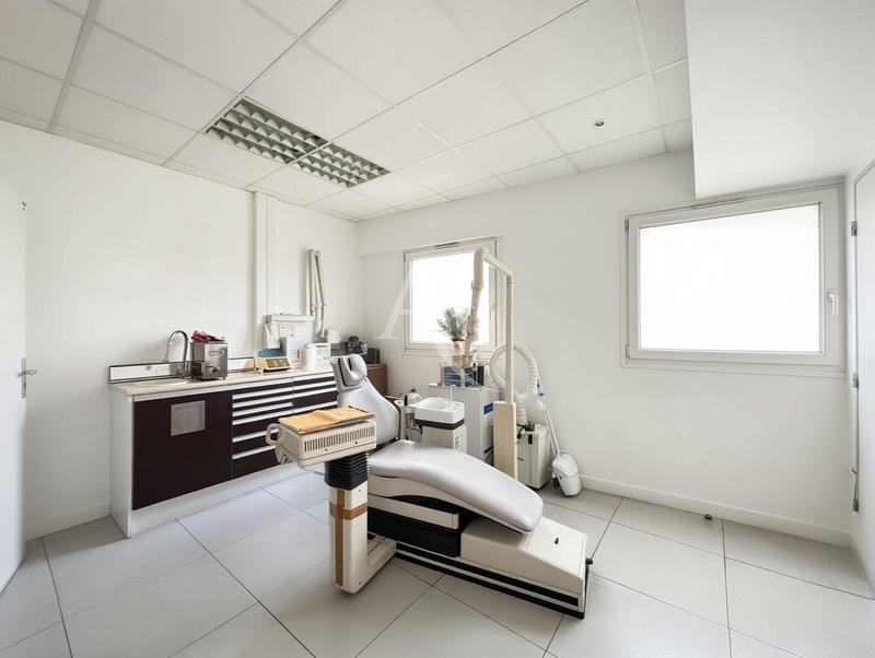 Local d'activité / Entrepôt - 81 m² - 5 pièces