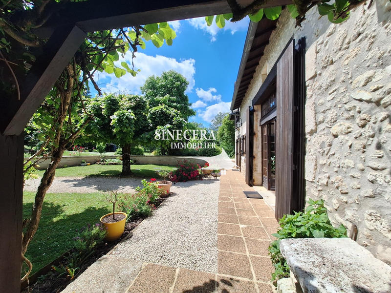 Maison - 230 m² - 8 pièces