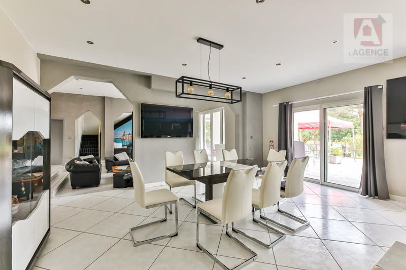 Maison - 402 m² - 8 pièces