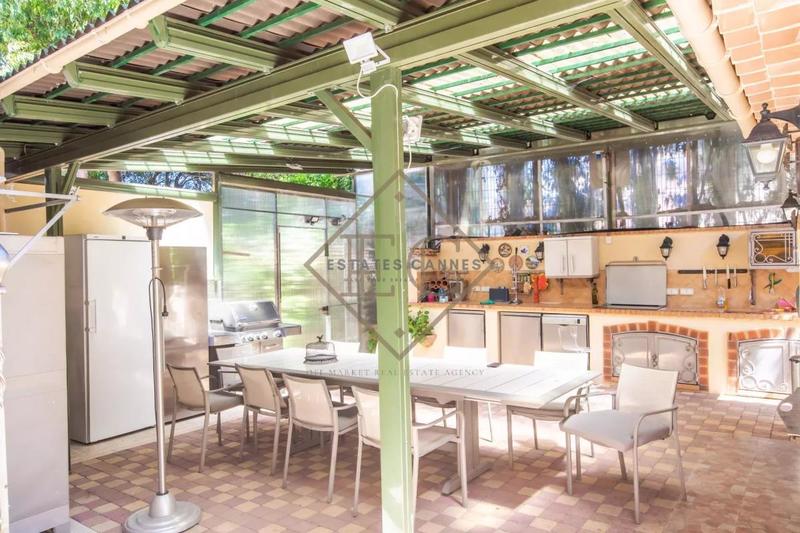 Villa - 247 m² - 6 pièces