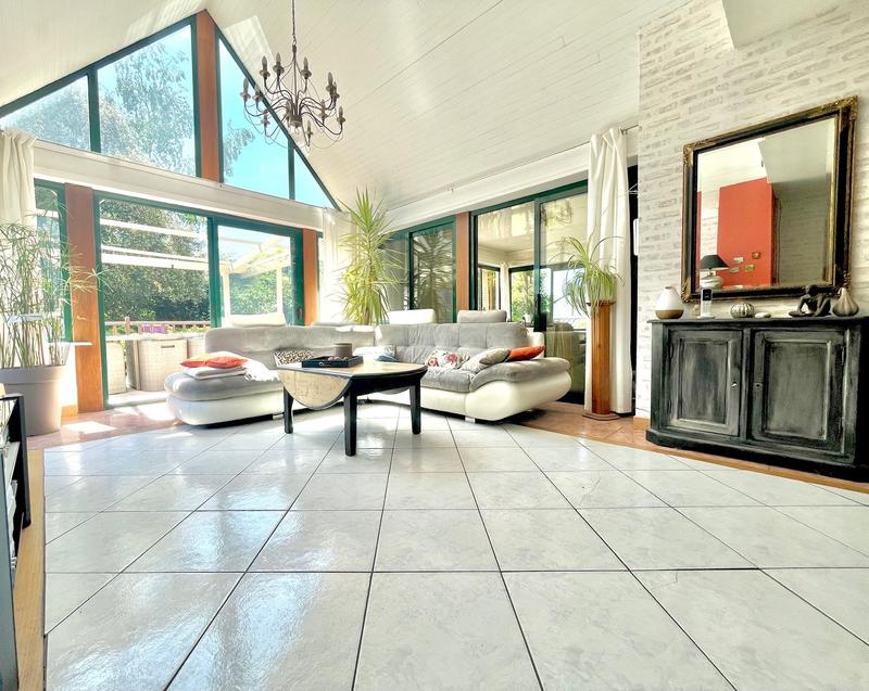 Maison - 232 m² - 9 pièces