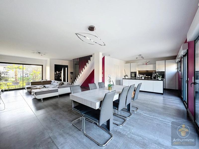 Maison - 210 m² - 8 pièces