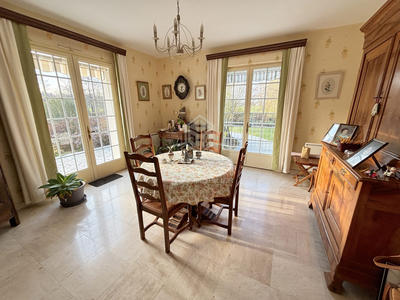 Maison traditionnelle - 203 m² - 7 pièces