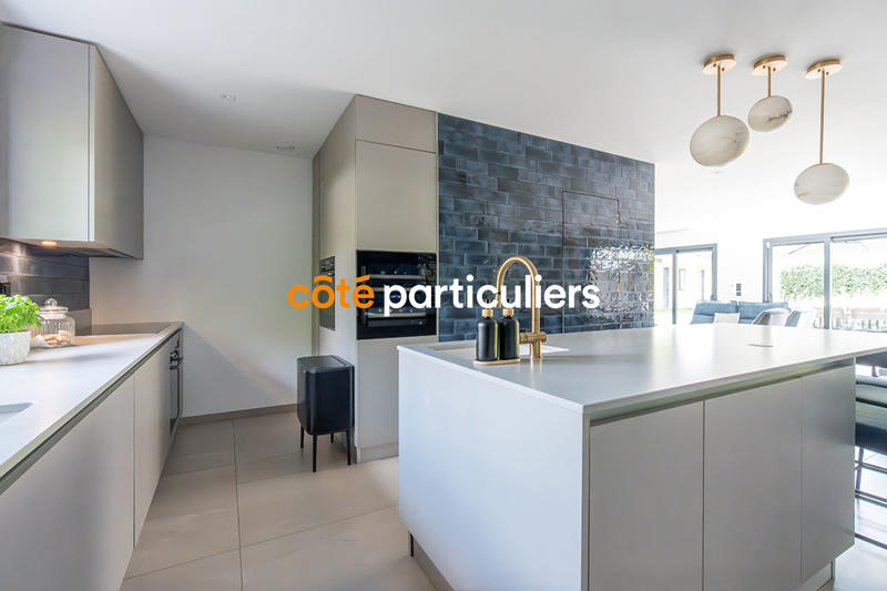 Maison - 235 m² - 8 pièces