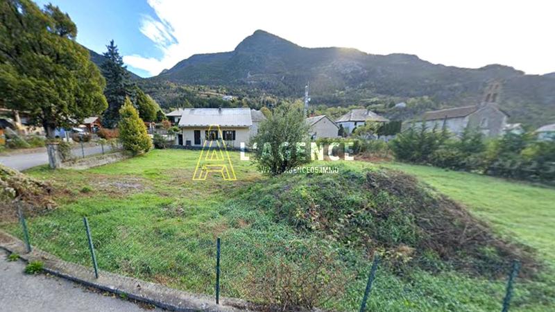 Terrain constructible - 666 m²