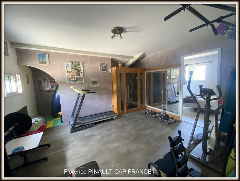 Maison - 233 m² - 9 pièces