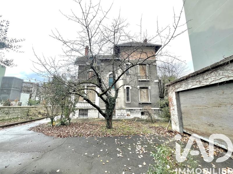 Maison - 241 m² - 14 pièces