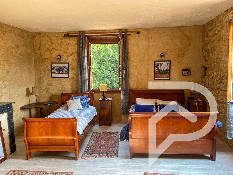 Maison - 228 m² - 7 pièces