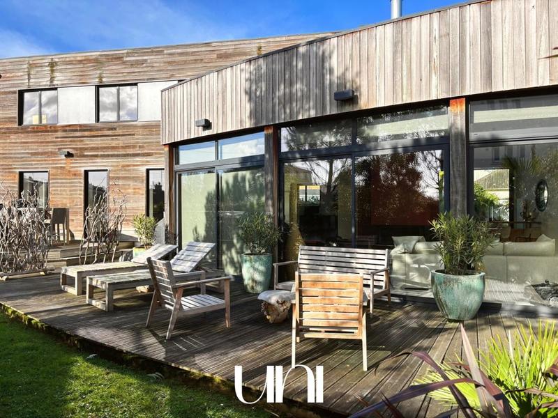 Maison - 210 m² - 6 pièces