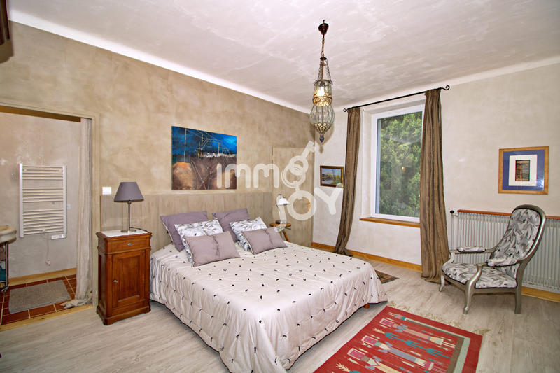 Maison - 305 m² - 11 pièces