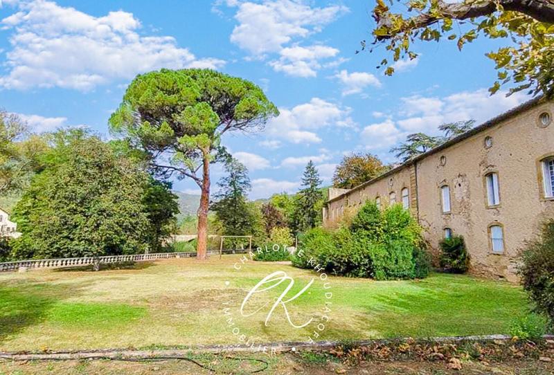 Maison - 2 524 m² - 50 pièces