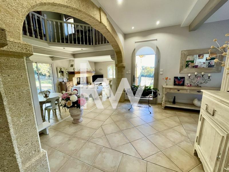 Maison - 222 m² - 6 pièces