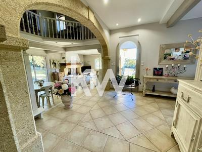 Maison - 222 m² - 6 pièces