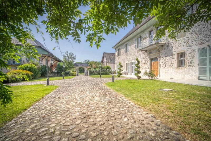 Maison - 488 m² - 20 pièces