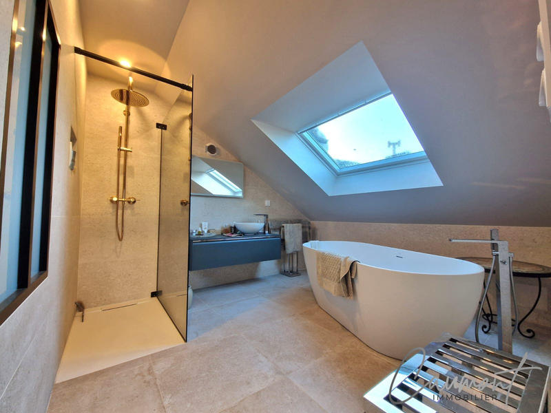 Maison - 210 m² - 8 pièces