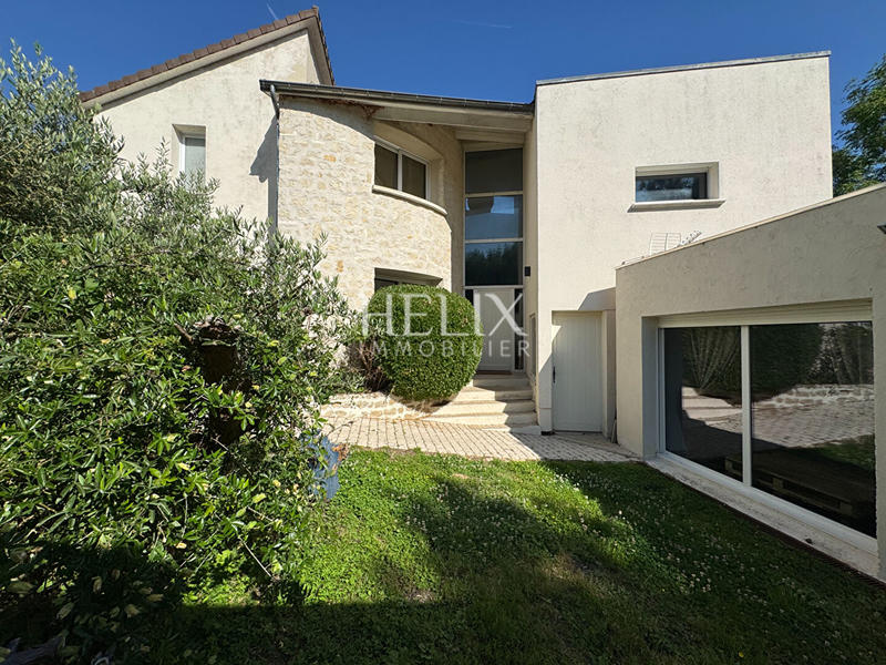 Maison - 350 m² - 8 pièces