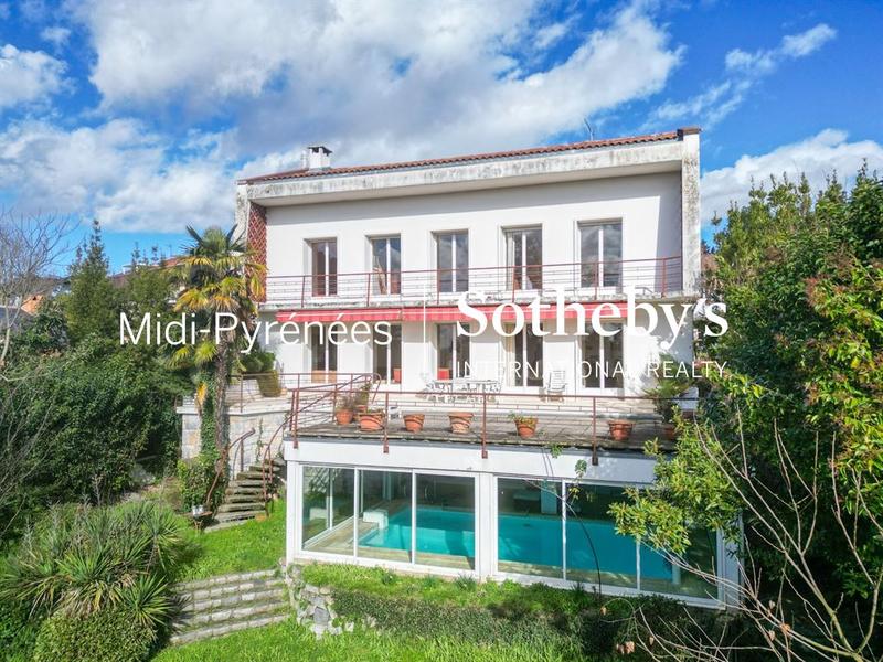 Maison - 325 m² - 6 pièces