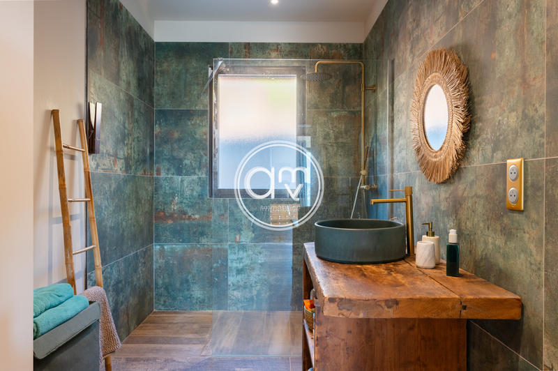 Villa - 331 m² - 8 pièces