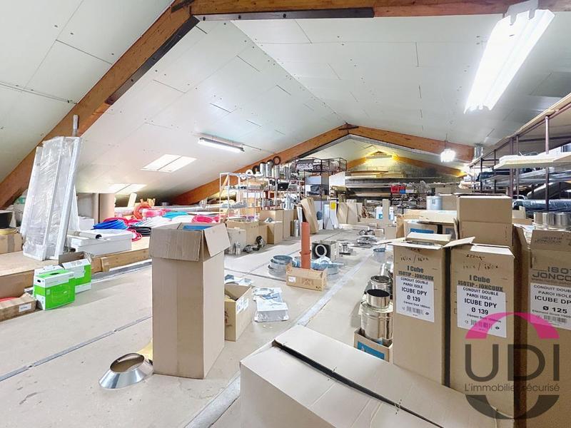Entrepôt - 630 m²