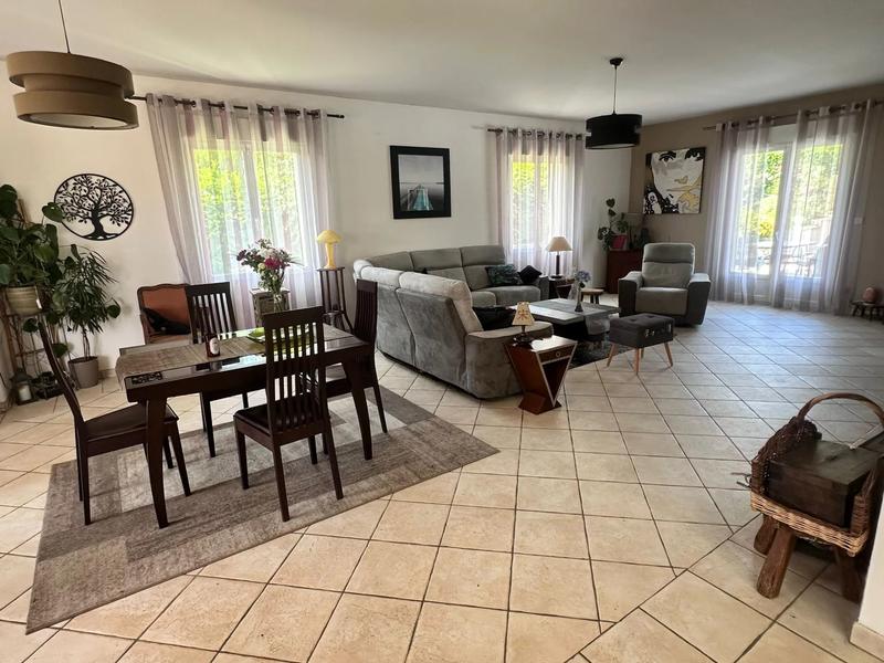 Maison - 275 m² - 9 pièces