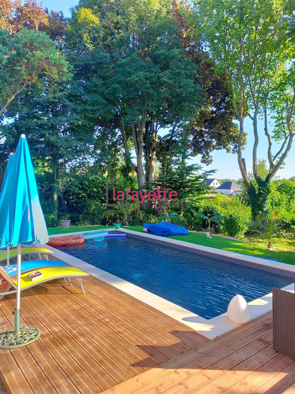 Maison - 400 m² - 16 pièces