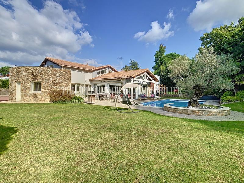 Maison contemporaine - 246 m² - 9 pièces