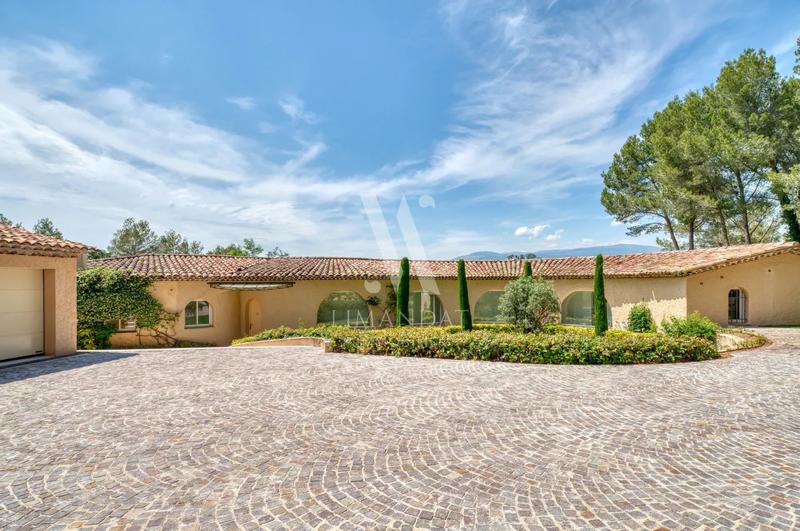 Villa - 646 m² - 10 pièces