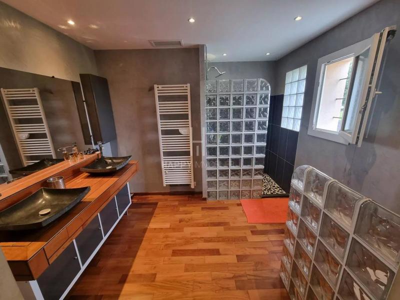 Maison - 216 m² - 7 pièces