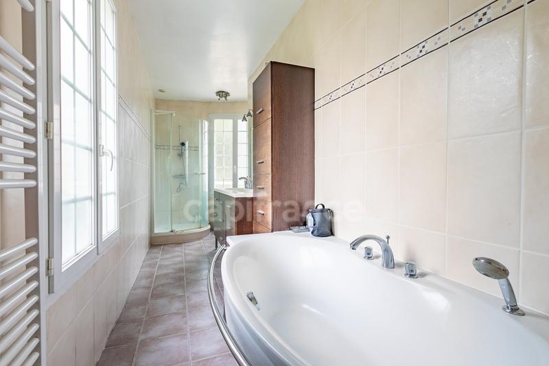 Maison - 250 m² - 7 pièces