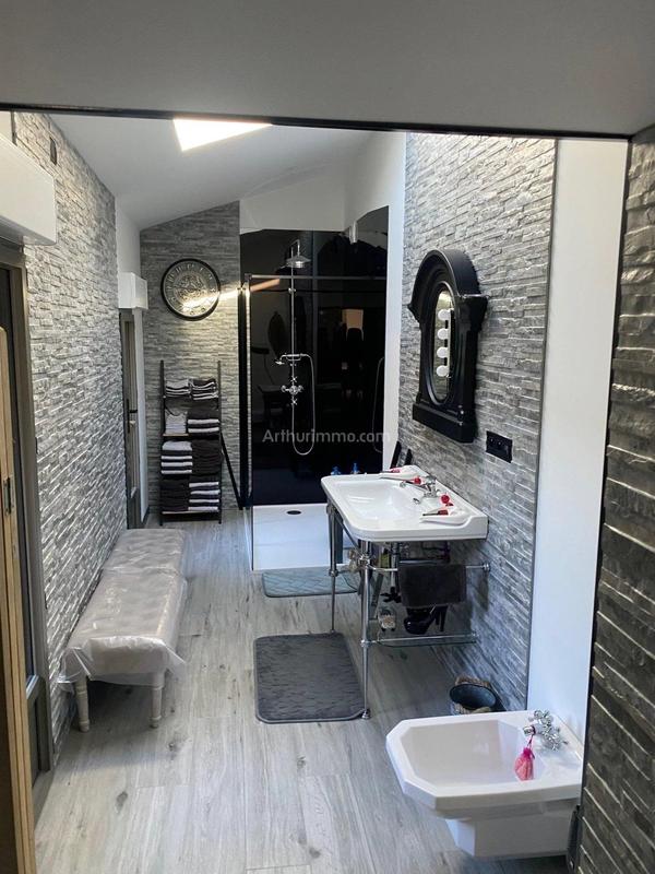 Maison - 330 m² - 10 pièces