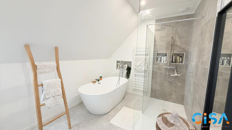 Maison traditionnelle - 122 m² - 6 pièces