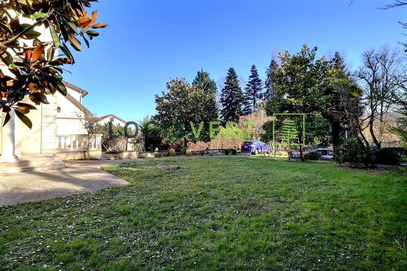 Maison - 225 m² - 9 pièces