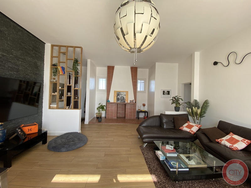 Maison traditionnelle - 223 m² - 9 pièces