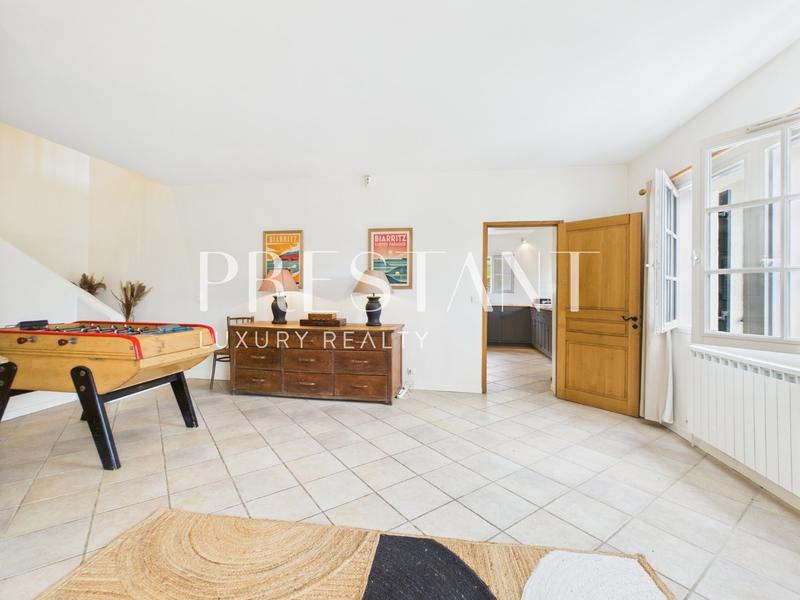 Maison - 250 m² - 7 pièces