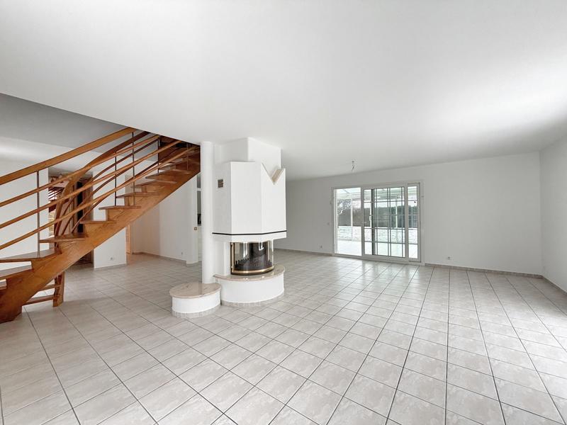 Maison - 239 m² - 8 pièces