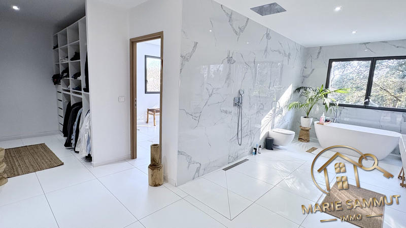 Maison contemporaine - 304 m² - 6 pièces