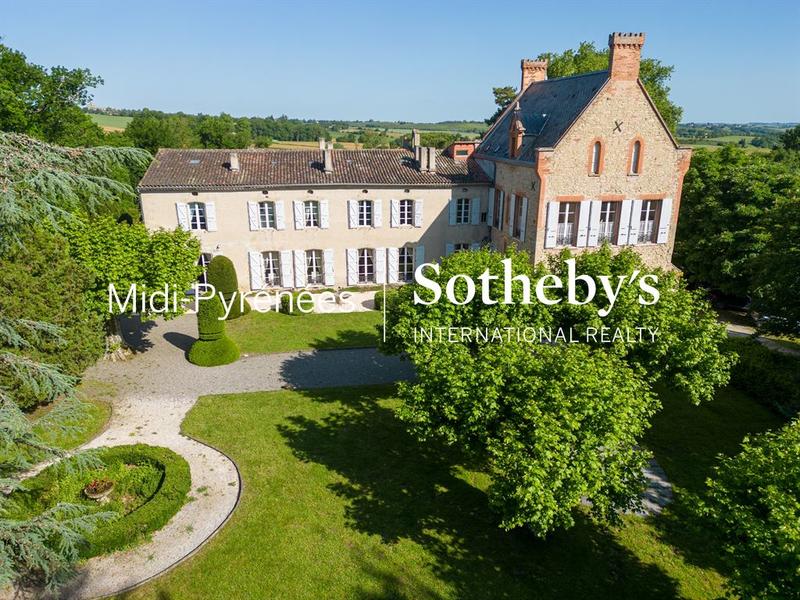 Château - 1 573 m² - 36 pièces
