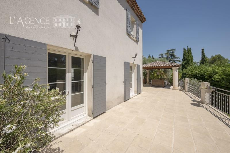 Maison - 260 m² - 8 pièces