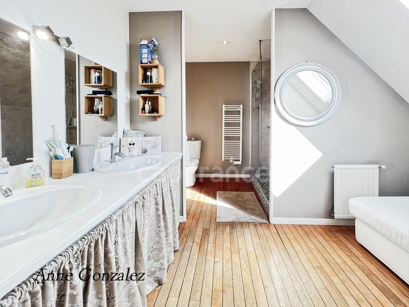 Maison - 233 m² - 9 pièces