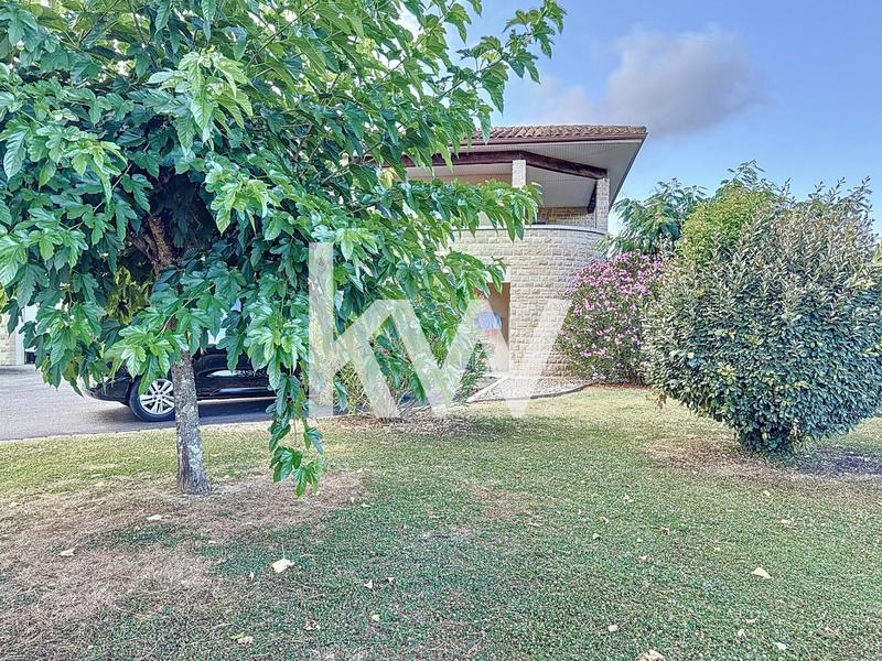 Maison - 220 m² - 8 pièces