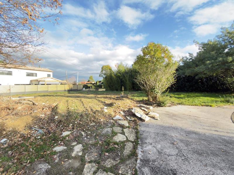 Terrain constructible - 697 m²