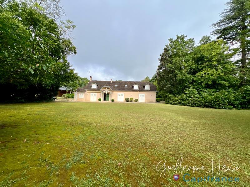 Propriété - 248 m² - 6 pièces