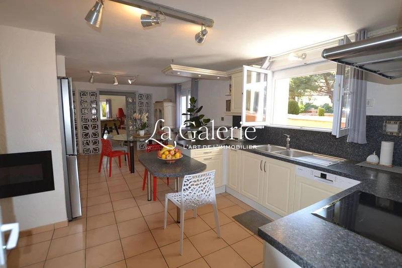 Villa - 223 m² - 11 pièces