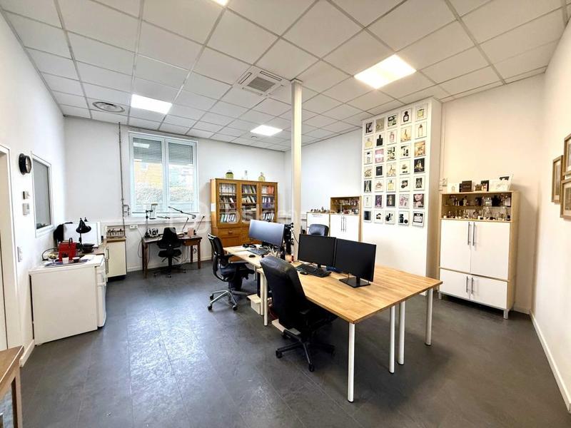 Local commercial - 146 m² - 2 pièces