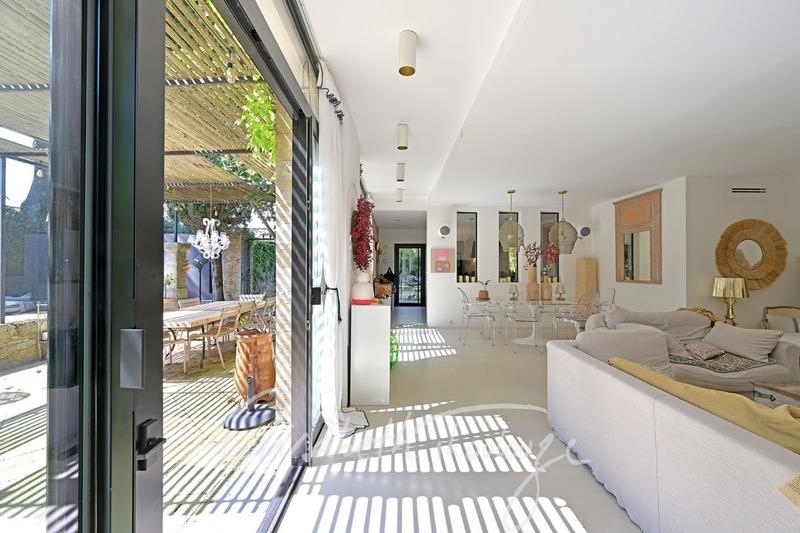 Maison - 220 m² - 6 pièces