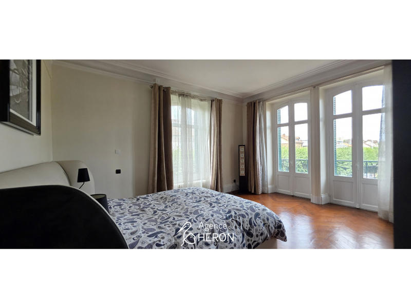 Maison - 240 m² - 9 pièces