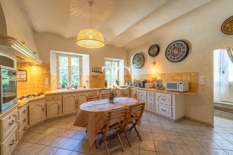 Maison - 397 m² - 12 pièces